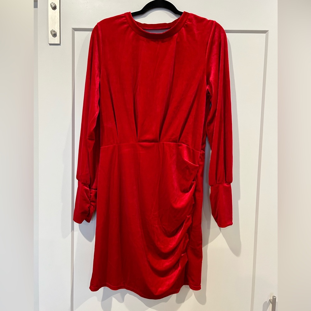 *NEW* ✨STUNNINGLY FLATTERING✨ Velour Open-Back Dress